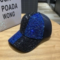 Detail einer Luxus-Baseballkappe mit glitzerndem Strassbesatz in zweifarbigem Design - Erwachsenengröße (Verstellbar) / Schwarz (Schwarz-blaue Strasssteine)