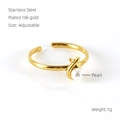Verstellbarer Edelstahlring mit 18 Karat Goldbeschichtung und weißem Perlenakzent - Einheitsgröße(Einstellbar) / Gold
