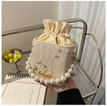 Beigefarbene Stroh-Beuteltasche mit Blumenstickerei und elegantem Perlengriff - Weiß