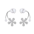 Elegante Blumenperlen-Ohrstecker mit funkelnden Zirkonia-Blütenblättern und Silberfinish - Blumen Ohrstecker - Silber
