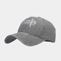 Detalle de gorra de béisbol de algodón gris lavado con bordado blanco de cruz - Ajustable / Gris