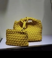 Set borsa a secchiello intrecciata a mano gialla con borsa a mano testurizzata e pochette - Giallo