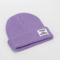 Detalle del gorro de punto morado con textura de canalé y etiqueta blanca de moda - Morado