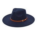 Dettaglio cappello fedora blu scuro con cinturino in ecopelle marrone e fibbia dorata - M (56-58cm) / Blu navy