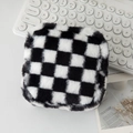 Detailopname van de pluche zwart-witte schaakbord make-uptas met zachte faux fur textuur - 12.5*5*12.5cm / Zwart en Wit Geblokt