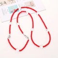 Dettaglio catena di perle acriliche rosse con cuori trasparenti e chiusure metalliche - Cuore 2-in-1 Crossbody / Rosso