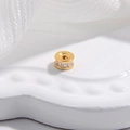 Dettaglio di un distanziatore in argento S925 dorato con castone di zirconi brillanti - Diamante bianco / 6mm / Oro
