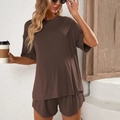 Conjunto informal de dos piezas para mujer en marrón oscuro con camiseta y pantalón corto - S / Marrón