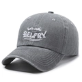 Gorra de béisbol vintage en gris lavado con bordado blanco y una correa ajustable - Gris