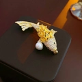 Spilla carpa koi placcata oro con zirconi gialli e perla bianca su scatola per gioielli - Stile Perla Carpa Koi Placcato in Oro Vero (1#)