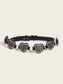Dettaglio di toppe in pelle a cuore con borchie argento e anelli metallici di unione - Stile Decorativo a Cuore Piccolo (1338)