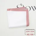 Nahaufnahme eines weißen Einstecktuchs mit gummirosafarbenem Rand für Herrenanzüge - Weiß mit gummierand rosa