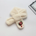 Dettaglio sciarpa peluche crema con ciondolo a sfera natalizia rossa e ricamo di neve - Decorazione Palla di Natale / Bianco Sporco