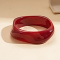 Bracelet jonc géométrique torsadé en acrylique d'un rouge rubis translucide - Rouge Irrégulier