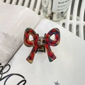 Detalle de la pinza para el pelo con lazo de hilo rojo y acrílico sobre fondo blanco puro - Aprox 6cm / Rayas verdes - Lazo envuelto