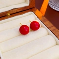 Élégantes boucles d'oreilles boules rouges avec tiges dorées dans un écrin en bois - Rouge (12mm)