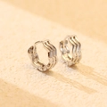 Silberne geometrische Wellenohrringe mit drei Reihen von Mikro-Zirkoniasteinen - 925er Silber / Weißgold