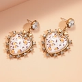 Makro-Detail von Herzohrringen mit Leopardenmuster und Kristallen in Vintage-Gold-Optik - Gold Leopardenmuster (925 Silberstift)