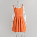 Detalle del vestido naranja de algodón con tirantes ajustables y dobladillo plisado - XS / Naranja