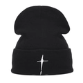 Bonnet en maille noire avec broderie croix blanche et texture côtelée pour l'hiver - Taille unique / Noir
