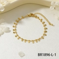 Dettaglio del bracciale a catena dorata con ciondoli circolari su tessuto di seta bianca - Stile a Disco con Catena Sottile Dorata (BR1896-L-1)