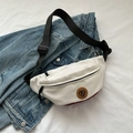 Bolso de pecho minimalista de tela oxford blanca con correa negra y parche de logo de cuero - Blanco