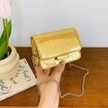 Goldene Mini-Umhängetasche mit Krokoprägung und silberner Kette für Damen Mode - Gold