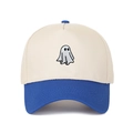 Detailaufnahme der Gespenster-Stickerei auf einer creme-blauen 5-Panel-Trucker-Cap - Verstellbar / Königsblau