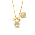 Detalle del collar dorado con colgante de niña calada y dijes de circonita de corazón - Niña-Piedra de corazón blanca