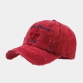 Détail d'une casquette en coton rouge vieilli avec broderie bleue et motif de croix - Réglable / Bordeaux