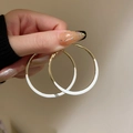 Elegante gouden oorringen met wit emaille getoond tegen een neutrale achtergrond - 12# Goud en Wit Emaille Ring (Zilveren Naald)
