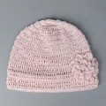 Détail d'un bonnet en maille rose crocheté avec une grande fleur 3D faite à la main - M (56-58cm) / Rose