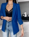 Detalle de una americana azul de manga larga con solapa de muesca y cierre de un botón - S / Azul