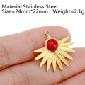 Goldener Edelstahl Sonnenstrahlen Anhänger mit rundem rotem Naturstein Inlay - DY785-1 Roter Sternenschliff-Anhänger