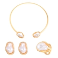 Conjunto de joyas de perlas barrocas doradas con collar abierto, pendientes y un anillo - Juego de joyas de gargantilla de perlas artificiales barrocas, 3 piezas / Dorado