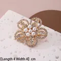 Gros plan détaillé d'une broche fleur avec des perles blanches et des strass étincelants - Style Fleur à Six Perles (B67)