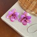 Boucles d'oreilles créoles en résine orchidée violette pour vacances tropicales à la plage - Style de tige d'oreille en argent / Violet