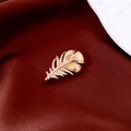 Macro dettagliata della spilla a piuma placcata oro 18k con pavé di cristalli - Forma a Piuma (Oro-Placcato in Oro Vero) / Oro