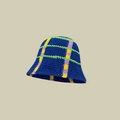 Detail einer handgehäkelten Fischerhut mit blauer Basis und buntem Strick-Blumenmuster - Kontraststreifen Blau / M (56-58cm)