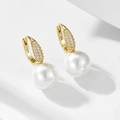 Dettaglio dei cerchi in argento 925 dorato con perle e pietre di zirconia cubica brillante - Argento 925 / Oro