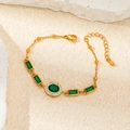 Detail van een vintage 18K gouden armband met smaragdgroene stenen en diamantaccenten - Ovale Groene Edelsteen Vintage Stijl
