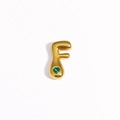 Gros plan du pendentif lettre F dorée avec une pierre précieuse verte en cœur - Lettre F / Or / Gemme Coeur Vert