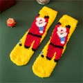 Calze natalizie spesse in pile corallo giallo con un accogliente motivo di Babbo Natale rosso - Taglia unica / Grande Babbo Natale Giallo