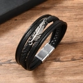 Detalle de pulsera multicapa de cuero negro trenzado con pluma plateada y cierre magnético de metal - Cuero Negro Cierre Plateado