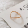 Minimalist V-shaped titanium steel ring in gold finish with delicate diamond setting - V-Shaped Row Zirconia Gold