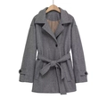 Abrigo de lana para mujer gris marengo con cinturón y cuello de solapa, vista frontal - XS / Gris