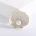 Broche de concha dorada con esmalte blanco, perla de imitación y diamantes - Blanco