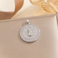 Makro-Detail des silbernen Jungfrau Maria Anhängers mit Zirkonia auf Champagner-Seide - Nur Anhänger (Jungfrau Maria Relief) / Silber Weiß Zirkonia (TP-04365-02)