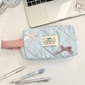 Neceser acolchado azul claro con asa de lazo rosa y acabado brillante para cosméticos - Cuadros Azul Claro