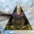 Pyramide d'Orgone avec symbole Sri Yantra pierres noires et feuille d'or - Style 44